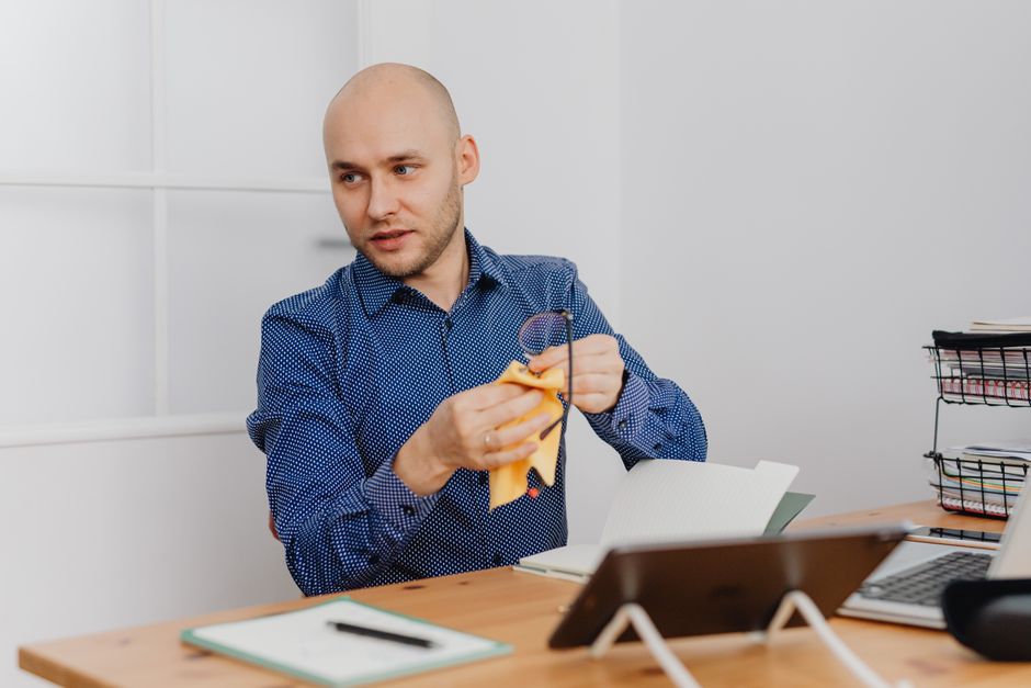 Teilnehmende beim Online Marketing Kurs auf einem Laptop