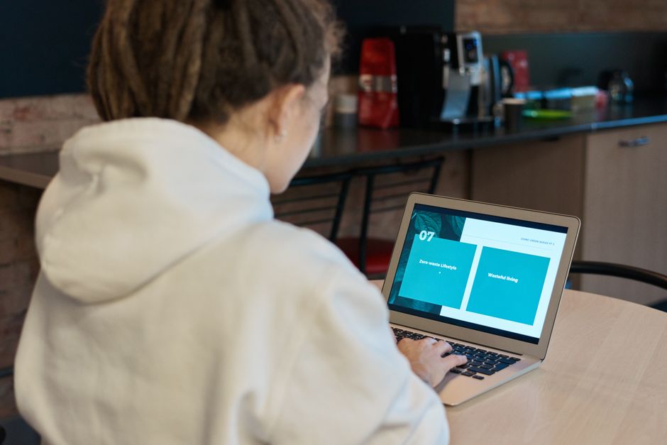 Porträt einer Dozentin für Social Media Strategie und Reporting